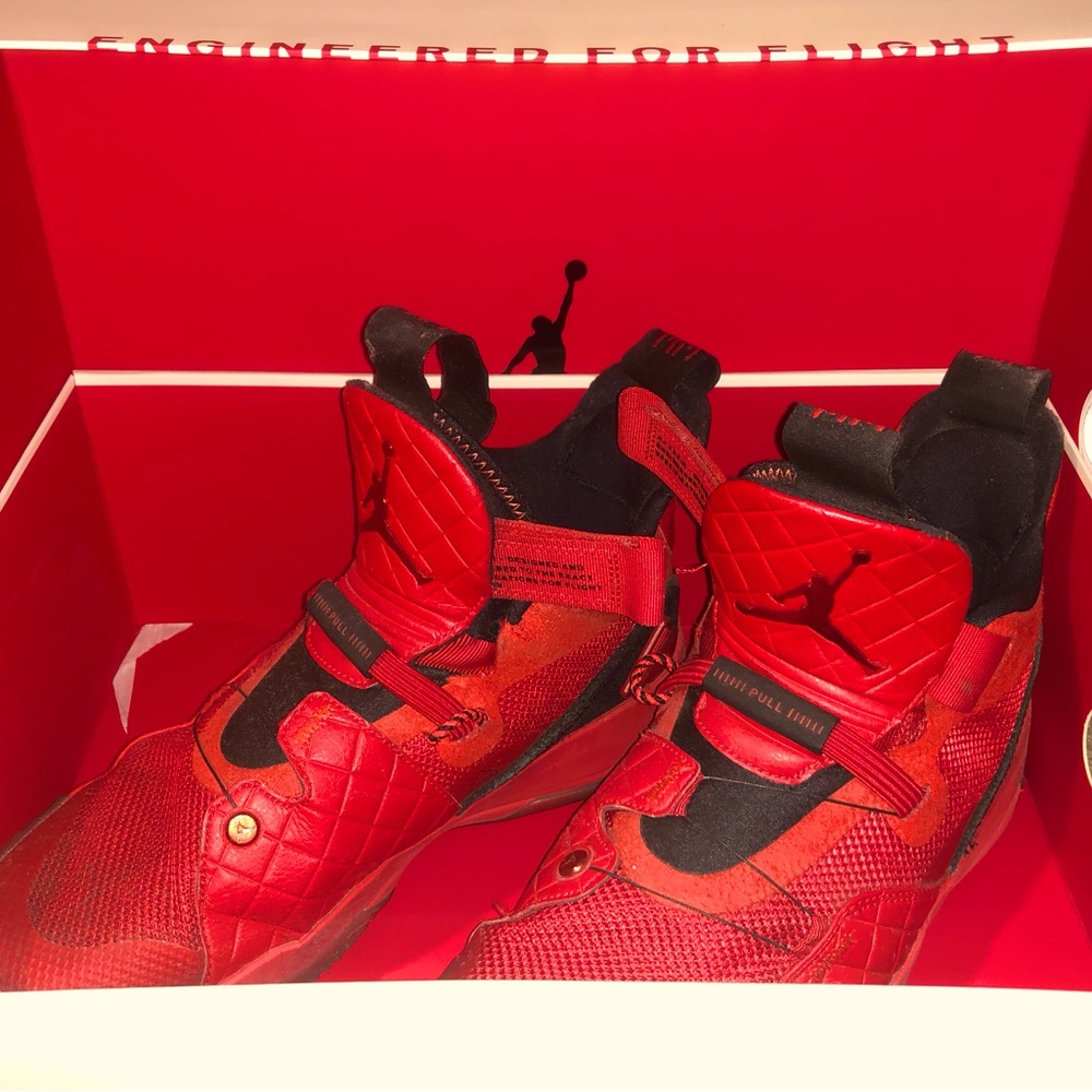 Air Jordan XXXIII (33) University Red
